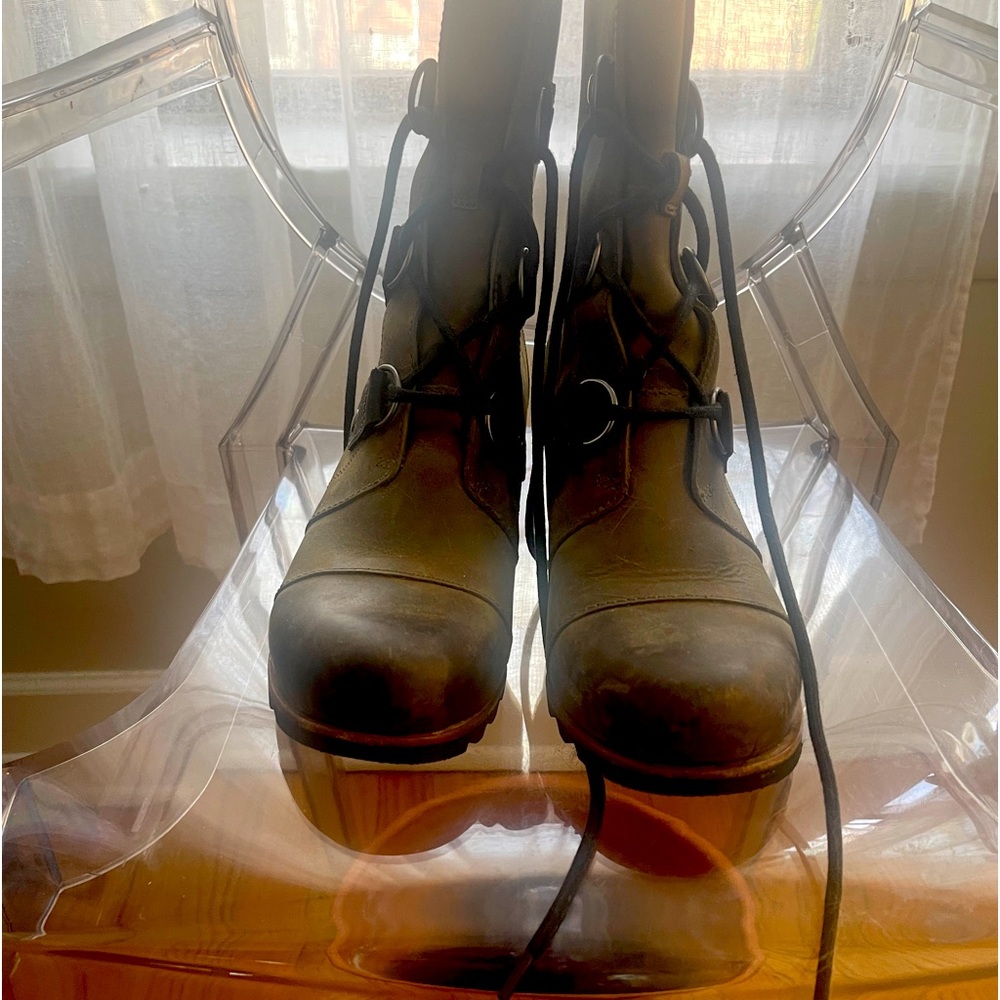 Sorel lace up green rain boots size 10